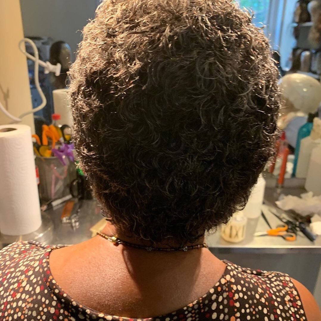 باروكة شعر برازيلي قصير مجعد سهل الارتداء 