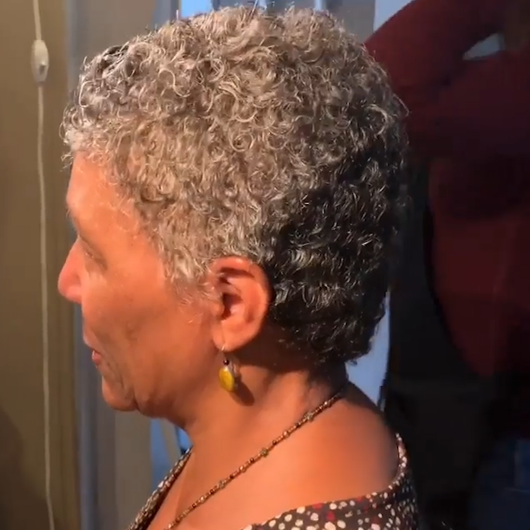 باروكة شعر برازيلي قصير مجعد سهل الارتداء 